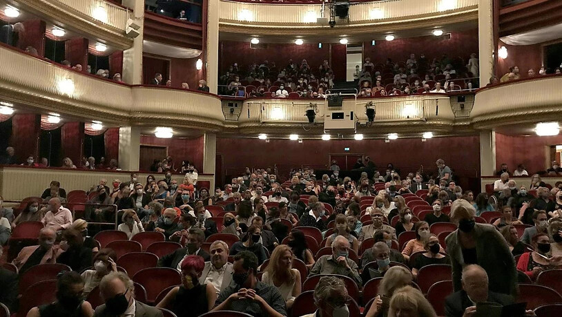 Das Publikum wartet auf die Premiere des Stücks «Ein Leben ein Traum» im Burgtheater in Wien. Foto: Wolfgang Huber-Lang/APA/dpa