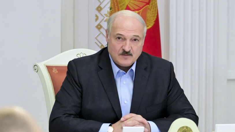 Alexander Lukaschenko, Präsident von Belarus, nimmt während der andauernden Proteste der Demokratiebewegung an einem Treffen mit dem nationalen Sicherheitsrat teil. Foto: Andrei Stasevich/BelTA/AP/dpa