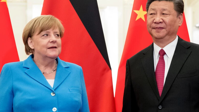 ARCHIV - Bundeskanzlerin Angela Merkel (CDU) wird vom chinesischen Präsidenten Xi Jinping begrüßt. Foto: Michael Kappeler/dpa