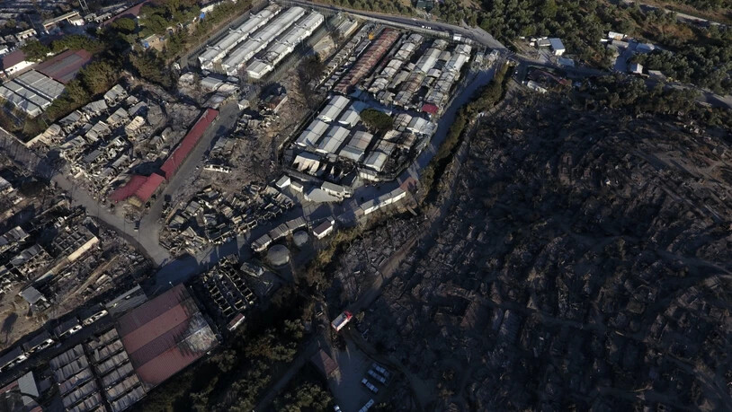 dpatopbilder - Das niedergebrannte Flüchtlingslager Moria auf der Insel Lesbos von oben. Mehrere Brände haben das Lager fast vollständig zerstört. Foto: Panagiotis Balaskas/AP/dpa