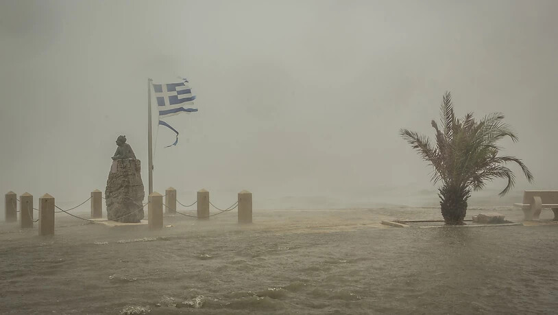 dpatopbilder - Meerwasser von brechenden Wellen überflutet eine Straße. Der schwere Herbststurm «Ianos» mit den Merkmalen eines Hurrikans hat sich in der Nacht zum Freitag langsam entlang der Küste der griechischen Halbinsel Peloponnes bewegt. Foto:…