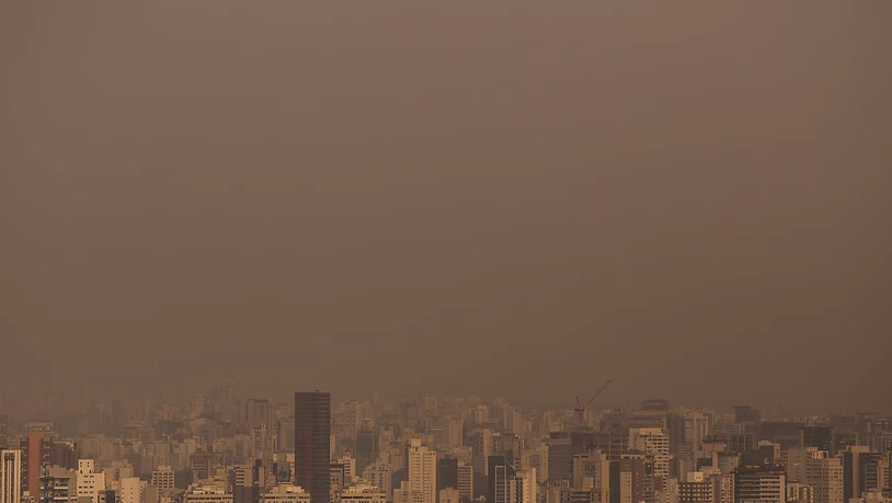 Rauchwolken ziehen über Sao Paulo, als das Pantanal, das weltgrößte Feuchtgebiet, in Flammen steht. Das Feuer soll in diesem Jahr bereits zehn Prozent des Pantanals zerstört haben. Foto: Andre Lucas/dpa