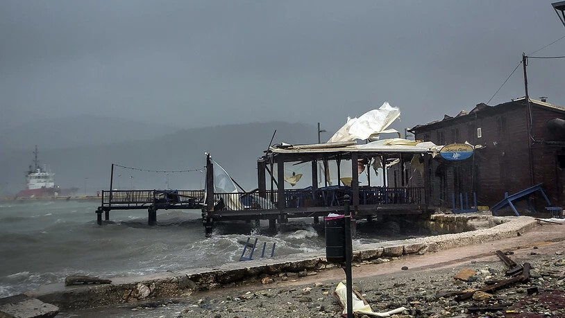 Wellen brechen im Hafen von Argostoli in einer Taverne ein. Der schwere Herbststurm «Ianos» hat sich langsam entlang der Küste der griechischen Halbinsel Peloponnes bewegt - und dabei erhebliche Schäden angerichtet. Foto: Nikiforos Stamenis/AP/dpa