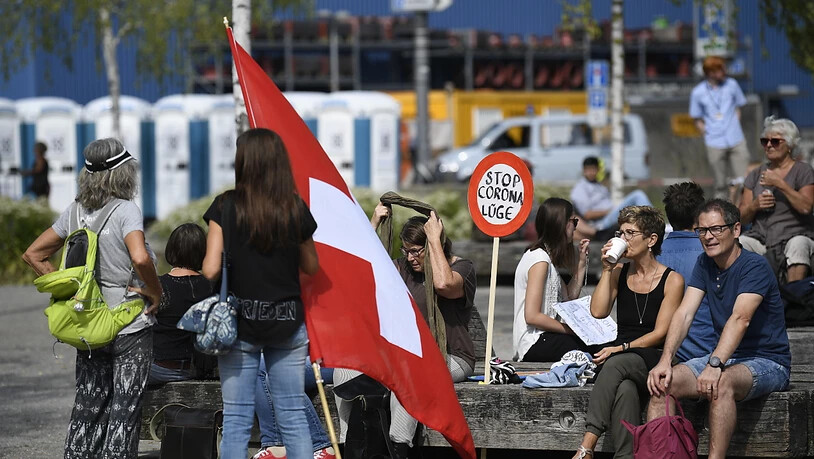 Etwa 500 Personen haben sich am Samstagnachmittag in Zürich versammelt, um gegen die "Corona-Lüge" und die Corona-Schutzmassnahmen zu protestieren.