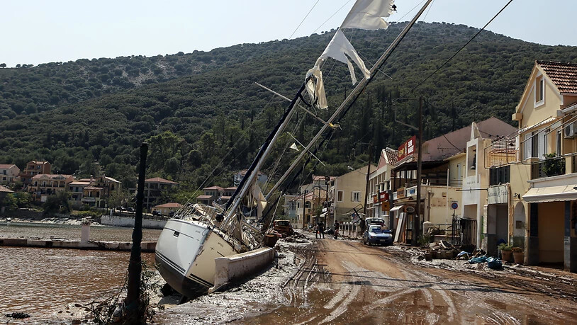 dpatopbilder - Eine Segelyacht liegt nach einem Sturm neben einer Straße an Land. Der Wirbelsturm «Ianos» und ein weiteres Sturmtief über der Nordägäis haben in der Nacht zum 20.09.2020 in weiten Teilen Griechenlands schwere Schäden verursacht. Foto:…