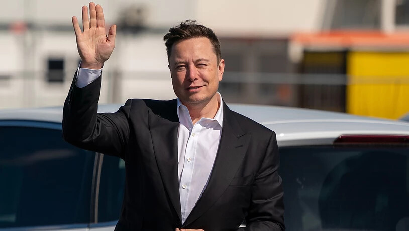 Tesla-Chef Elon Musk versucht die Erwartungen bei der Weiterentwicklung von Batterien zu dämpfen, was sich umgehend auf die Tesla-Aktien auswirkt. (Archivbild)