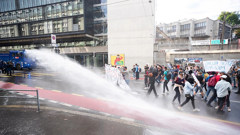 Die Teilnehmer einer Demo für abgewiesene Asylsuchenden versuchten vergeblich, auf den Bundesplatz zu gelangen. Die Polizei setzte einen Wasserwerfer ein.