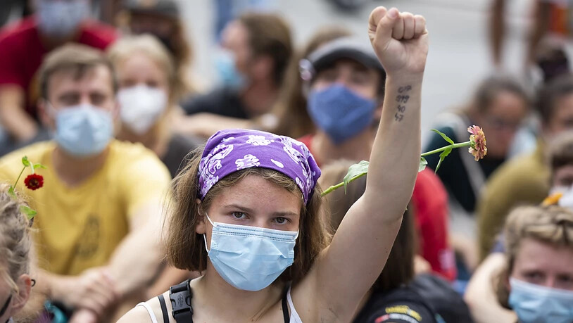 Klima-Aktivistin vor dem Bundesplatz.