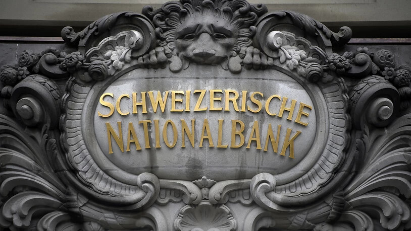 Die Schweizerische Nationalbank (SNB) hält trotz des Wirtschaftseinbruchs wegen der Coronapandemie an ihrer bisherigen Geldpolitik fest. Die Notenbank belässt den Leitzins bei -0,75 Prozent. (Archivbild)