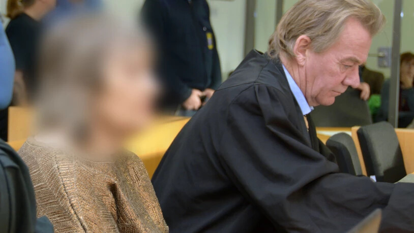 ARCHIV - Die 72-jährige Angeklagte sitzt neben ihrem Anwalt im Gerichtssaal. Die Anklage wirft der mutmaßlichen Sektenchefin Mord an einem damals vierjährigen Jungen vor. Sie soll das Kind im Jahr 1988 in einen Leinensack eingeschnürt, im Bad abgelegt…