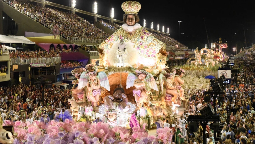 ARCHIV - Mitglieder der Sambaschule Mangueira treten bei einem Karnevalsumzug im Sambadrom auf. Die brasilianische Metropole Rio de Janeiro verschiebt wegen der Corona-Pandemie den weltberühmten Karneval. Ein neuer Termin hängt laut dem Verband der…