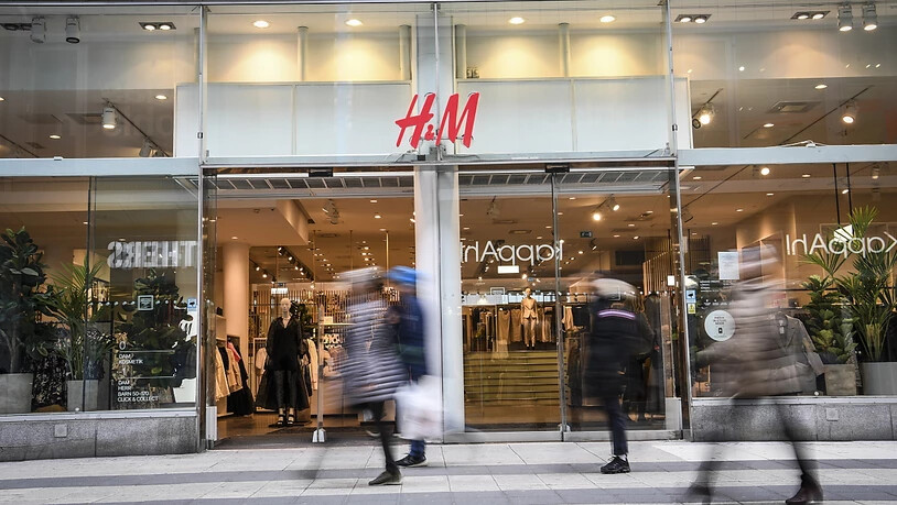 Der schwedische H&M-Konzern will im kommenden Jahr 250 seiner weltweit rund 5000 Filialen schliessen. (Archiv)