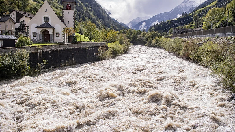 Am Wochenende fielen in der Schweiz grosse Niederschlagsmengen. Die Reuss im Urner Reusstal bei Gurtnellen führte viel Wasser.