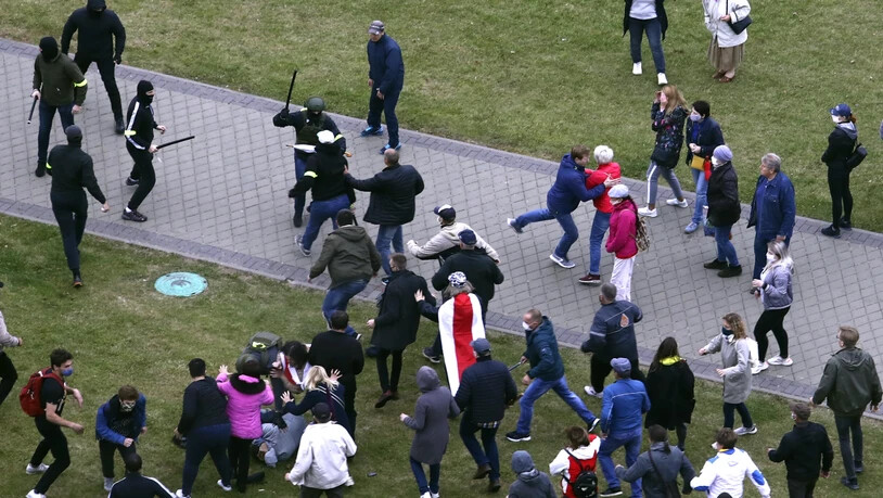 Bei erneuten Protesten der Opposition gegen Machthaber Lukaschenko kommt es in der weißrussischen Hauptstadt zu gewaltsamen Zusammenstößen zwischen Demonstranten und Polizisten. Demnach gab es bereits am frühen Nachmittag 50 Festnahmen. Foto: Uncredited…