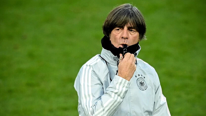 Obwohl er mit seinem Team in diesem Jahr noch ungeschlagen ist: Für DFB-Coach Joachim Löw ist es in Deutschland atmosphärisch kalt geworden