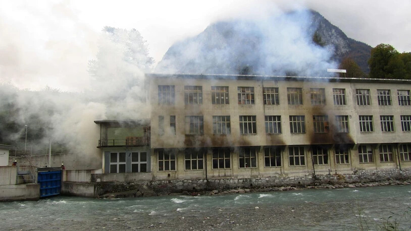Die Lagerhalle eines Textilbetriebes wurde wegen eines Feuers stark beschädigt.