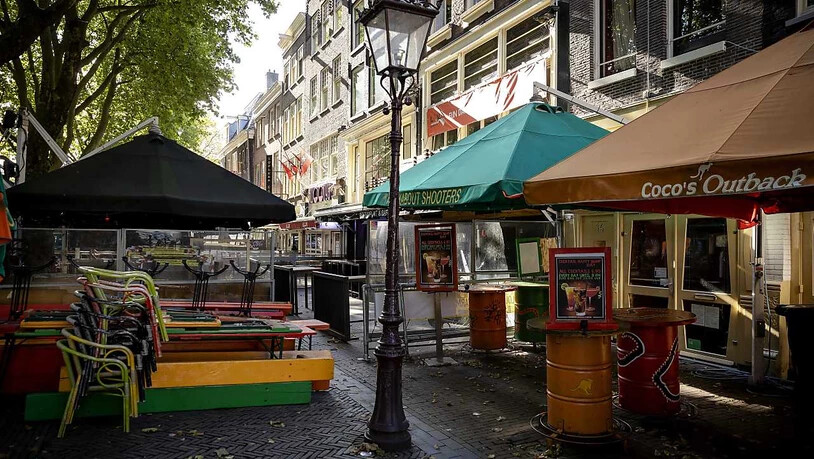 Geschlossene Restaurants in der Amsterdamer Innenstadt. Foto: Robin Van Lonkhuijsen/ANP/dpa