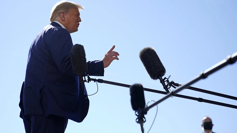 US-Präsident Trump spricht vor dem Weißen Haus in Washington. Foto: Patrick Semansky/AP/dpa