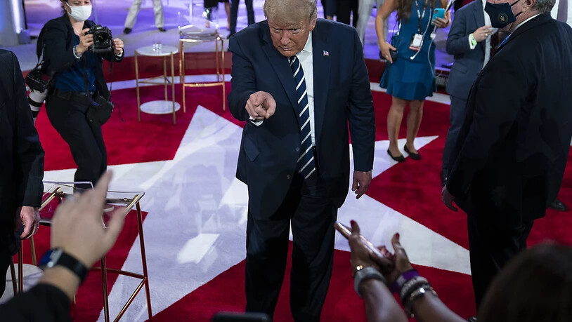 dpatopbilder - Donald Trump, Präsident der USA, spricht nach der Fragestunde im Perez Art Museum mit Wählern. US-Präsident Trump und sein demokratischer Herausforderer Biden sind zeitgleich bei konkurrierenden TV-Fragestunden mit Wählern aufgetreten…