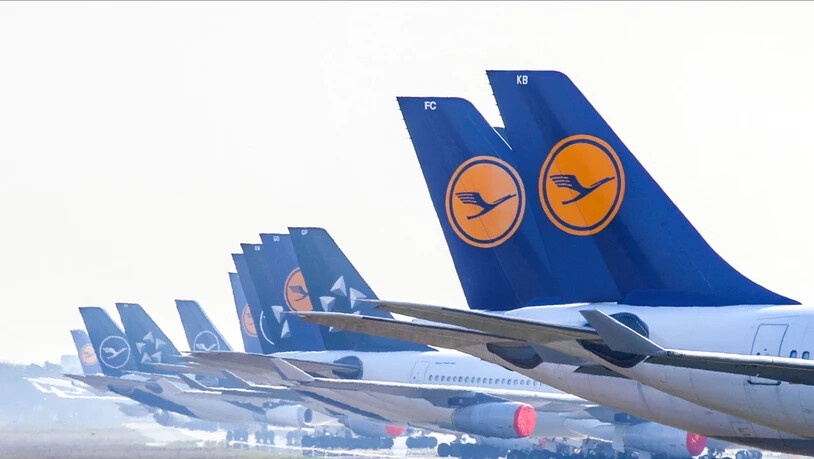 Die Coronakrise hat bei der Lufthansa auch im dritten Quartal zu einem milliardenschweren Verlust geführt. Von Juli bis September fiel ein bereinigter Betriebsverlust (Ebit) von 1,26 Milliarden Euro an. (Archivbild)