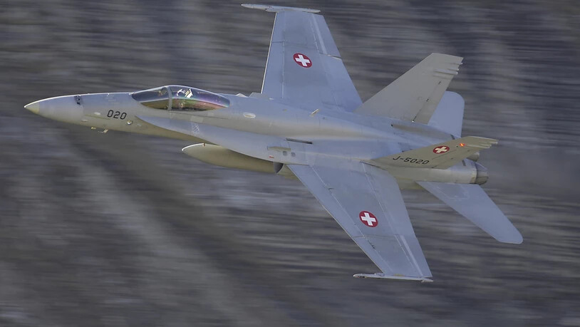 Weil sie über keine Kollisionswarnsysteme verfügen, kamen zwei F/A 18C der Schweizer Luftwaffe einem Helikopter im Februar 2018 über dem Zürichsee gefährlich nahe. (Archivbild)