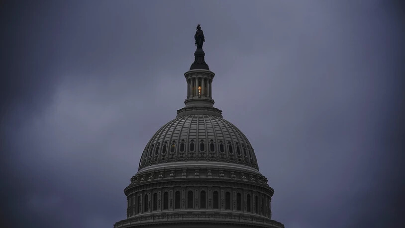 Das Licht in der Kuppel des Kapitols in Washington signalisiert, dass der US-Senat über Nacht seine Sitzung fortsetzt. Foto: J. Scott Applewhite/AP/dpa
