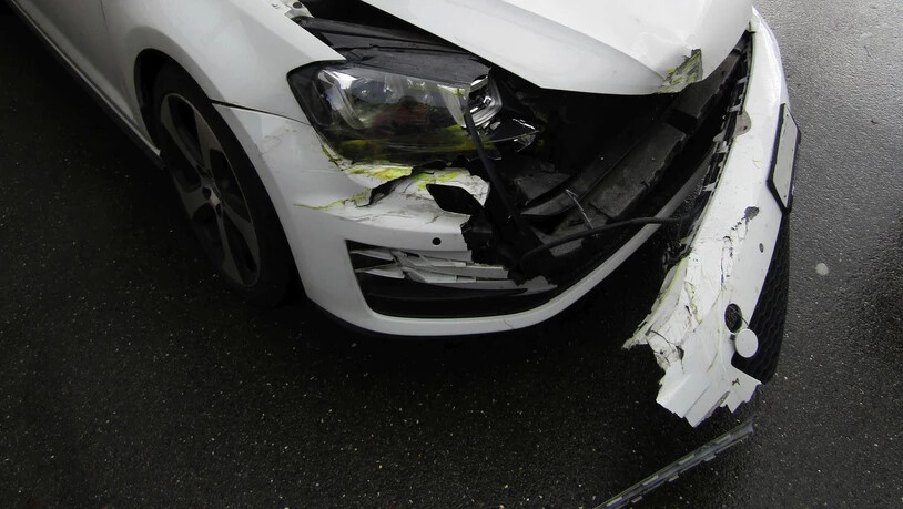 Sachschaden in Näfels: Ein Auto kollidiert beim Einbiegen mit einem Auflieger eines Sattelschleppers.