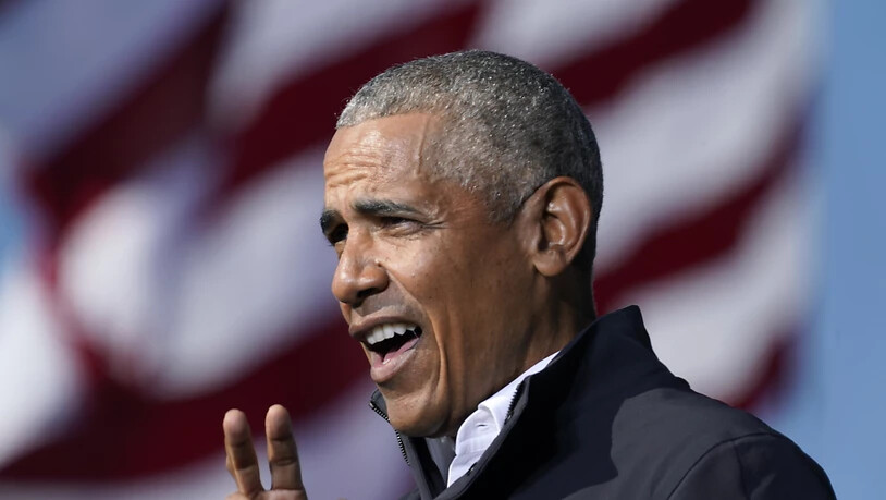 Barack Obama, ehemaliger Präsident der USA, hält während einer Wahlkampfkundgebung auf dem Turner Field zur Unterstützung des demokratischen US-Präsidentschaftskandidaten Biden eine Rede. Foto: Brynn Anderson/AP/dpa