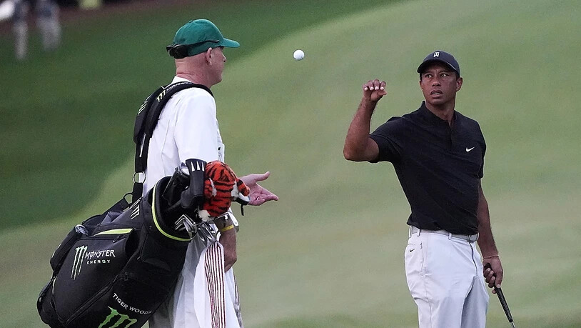 Tiger Woods, hier mit Caddie Joe LaCava, spielt am US Masters sehr geduldig