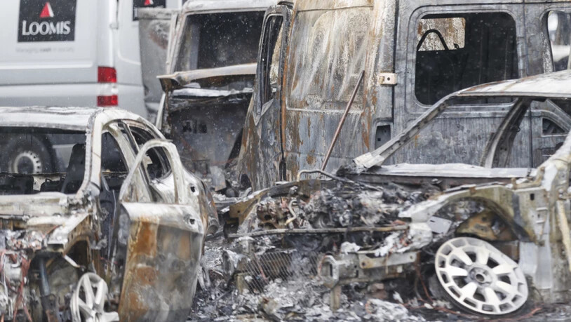 Die Verbrecher hinterliessen in Mont-sur-Lausanne eine Spur der Verwüstung. Mehrere Fahrzeuge brannten vollständig aus. (Archivbild)