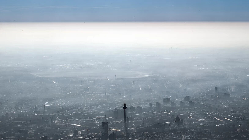ARCHIV - Der Fernsehturm am Berliner Alexanderplatz unter einer Dunstglocke. Foto: Federico Gambarini/dpa/Archiv