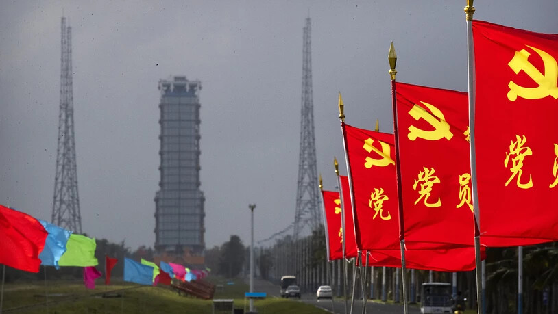 Flaggen der Kommunistischen Partei Chinas an der Straße zum Startplatz des Kosmodroms Wenchang. Foto: Mark Schiefelbein/AP/dpa