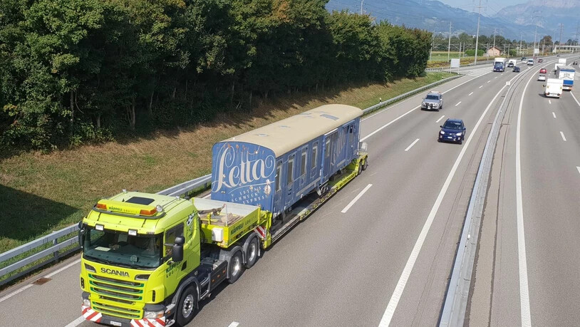 Ein Schwertransporter brachte den Wagen zurück nach Graubünden.