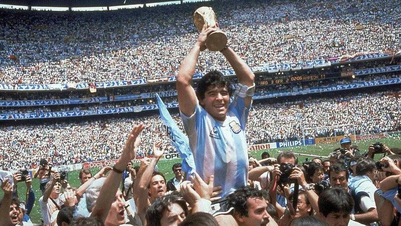 Diego Maradona 1986 mit dem Weltmeister-Pokal