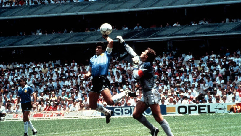 Maradona schiesst an der WM 1986 mit "der Hand Gottes" im Viertelfinal das 1:0 gegen England