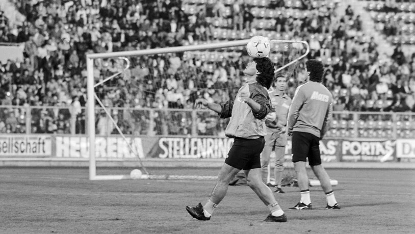 Seine zweite grosse Fussball-Liebe neben Argentinien war der SSC Napoli. Hier trainiert er im Oktober 1989 mit den Italienern im Letzigrund vor dem Europacup-Spiel gegen Wettingen
