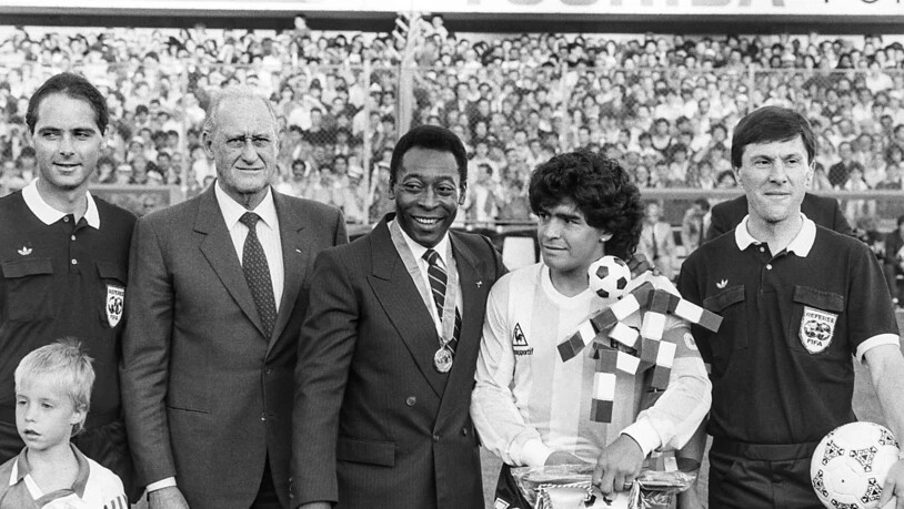Maradona zusammen mit Pelé, dem anderen "Besten aller Zeiten", bei der WM 1990