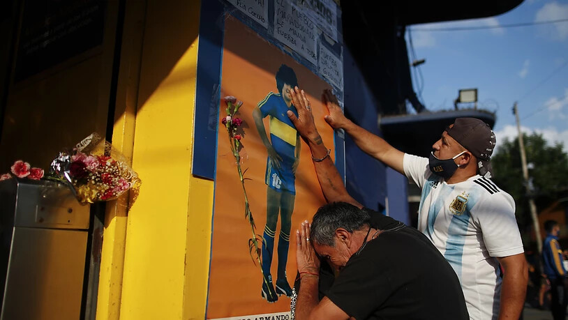 Auch vor La Bombonera, dem Stadion von Maradonas ehemaligem Klub Boca Juniors, fanden sich trauernde Fans ein