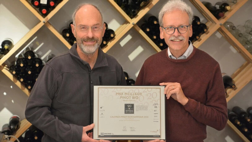 Stolze Winzer: Albin Vuichard (rechts) und Jürg Steinmann zeigen ihr Diplom von der «Mondial des Pinots». Bild: Pressebild