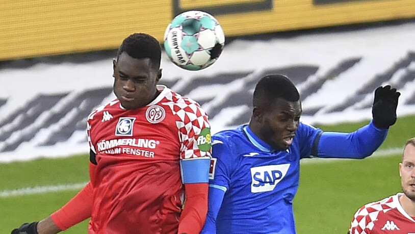 Duell ohne Sieger: Der Mainzer Moussa Niakhaté (links) im Zweikampf mit Hoffenheims Torschütze Ihlas Bebou