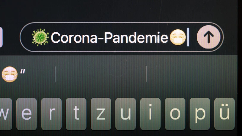 ILLUSTRATION - "Corona-Pandemie" steht auf dem Display eines Mobiltelefons. Die Gesellschaft für deutsche Sprache (GfdS) hat den Begriff als "Wort des Jahres" 2020 gekürt. Foto: Frank Rumpenhorst/dpa