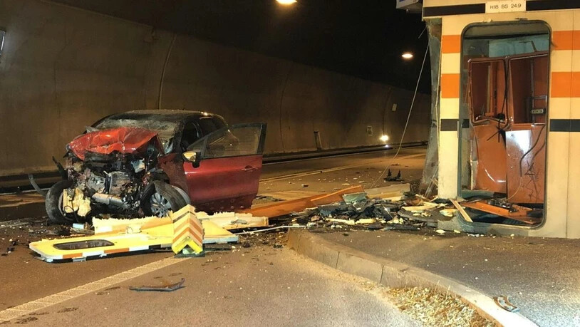 Bei einem Unfall im Eggfluetunnel der A18 bei Grellingen BL ist eine Autolenkerin ums Leben gekommen.