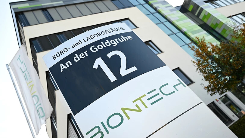 ARCHIV - Das Logo des Biotechnologie-Unternehmens «BioNTech» ist an einer Stele vor der Unternehmenszentrale angebracht. Die Mainzer Firma Biontech und der US-Pharmariese Pfizer haben bei der Europäischen Arzneimittel-Agentur (Ema) die Zulassung für…