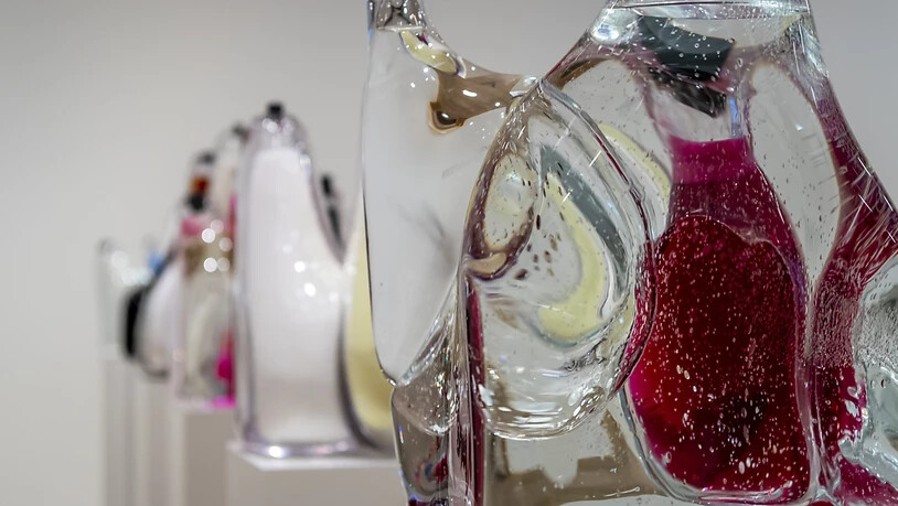 "BANG": Wenn man die Substanzen in den schönen Vasen-Gebilden der Künstlerin Katja Aufleger zusammenmischen würde, würde der Titel des Werks zum gefährlichen Effekt.