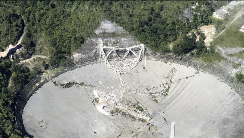 HANDOUT - Das einst weltgrößte Radioteleskop in Puerto Rico ist in sich zusammengefallen. Foto: Yamil Rodriguez/Aereomed/AP/dpa