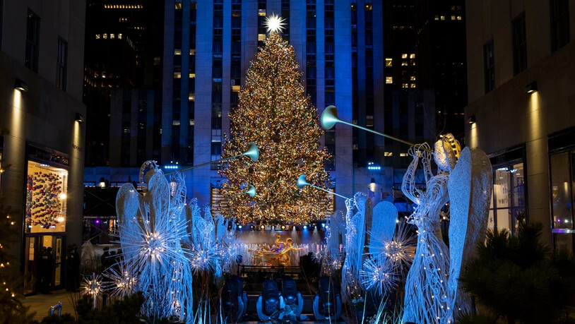 Mehr als 50.000 Lichter wurden am Weihnachtsbaum vor dem Rockefeller Center angezündet. Aufgrund der Corona-Beschränkungen fand das Spektakel am Rockefeller Center diesmal allerdings ohne Zuschauer vor Ort und nur als reine TV-Übertragung statt. Foto:…