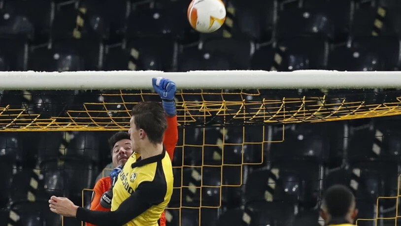 Die strittige Szene: Cedric Zesiger wird in der Luft von Clujs Goalie Cristian Balgradean angegangen. Der Schiedsrichter entscheidet auf Foulpenalty