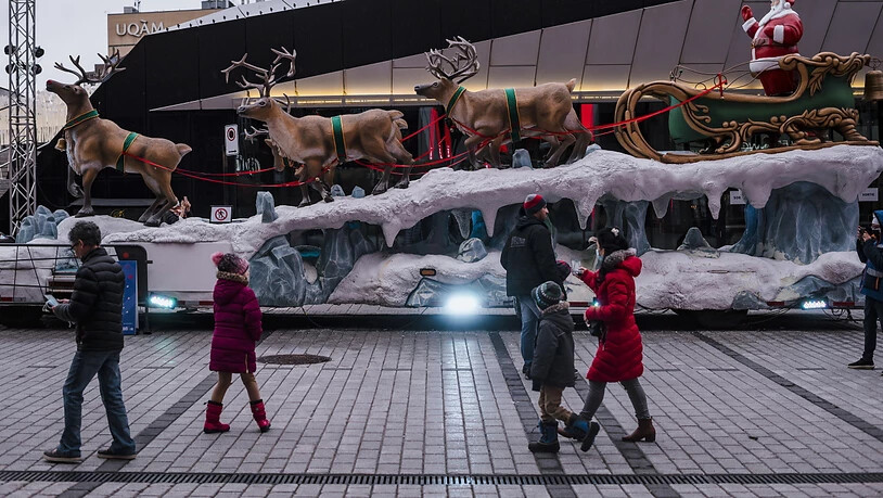 Montreal erlebt die wärmsten Weihnachten in seiner Geschichte. Die Rentiere und der Schlitten des Weihnachtsmannes sind nur auf künstlichem Schnee zu bewundern.