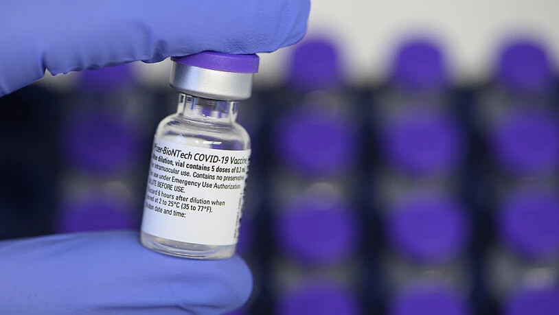 Anders als in der EU dürfen in der Schweiz bereits heute schon sechs Corona-Impfstoff-Dosen pro Durchstechflasche entnommen werden. (Archiv)