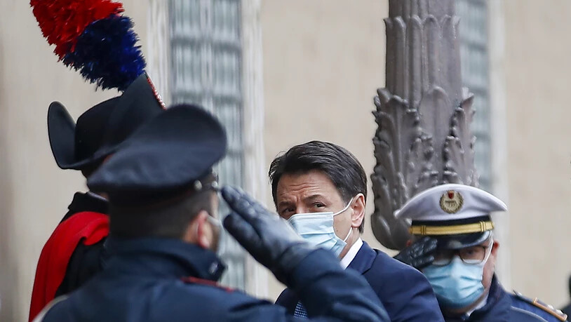 Giuseppe Conte (2.v.r), Ministerpräsident von Italien. Foto: Alessandra Tarantino/AP/dpa